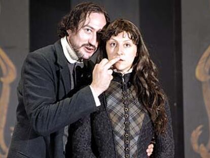 Daniel Albaladejo y Nuria Mencia, en una escena del <i>Hamlet </i>de Eduardo Vasco.
