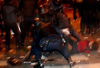 La policía detiene a un manifestante tras los incidentes en Madrid.