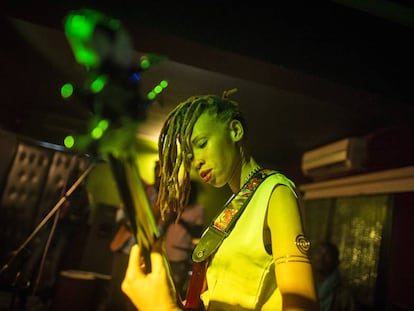 Maah Keita tocando en un local de Dakar.