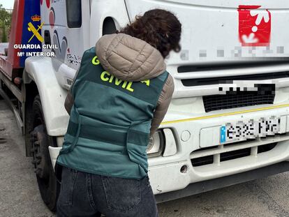Uno de los camiones afectados en el suceso, en una imagen cedida por la Guardia Civil.