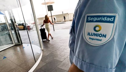 Un trabajador de Ilunion, encargada de la seguridad del aeropuerto.