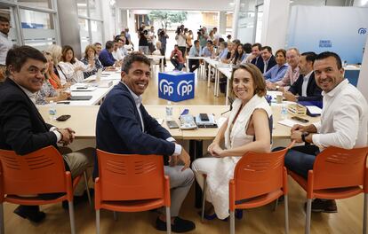 El presidente del PPCV, Carlos Mazón, y la portavoz del PP en el Congreso, Cuca Gamarra durante una reunión del Grupo Parlamentario del PP, el 1 de septiembre de 2022, en Valencia.