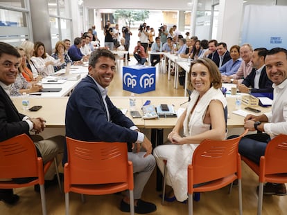 El presidente del PPCV, Carlos Mazón, y la portavoz del PP en el Congreso, Cuca Gamarra durante una reunión del Grupo Parlamentario del PP, el 1 de septiembre de 2022, en Valencia.