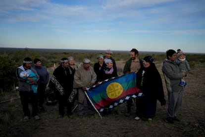 Un grupo de indígenas mapuches en la base del Programa de Conservación del Cóndor Andino, en Río Negro, Argentina, en 2022.