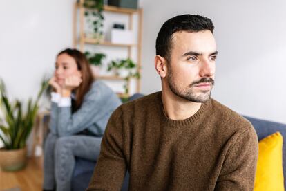 Una pareja en el salón de su casa.