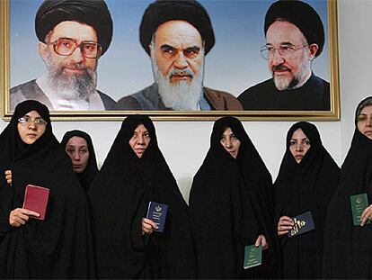 Mujeres enseñan su pasaporte iraní para poder votar en la Embajada de Irán en Jordania.