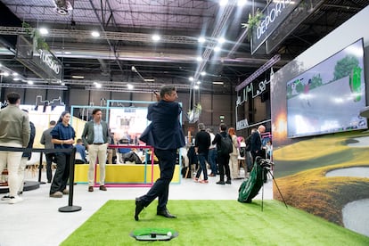 Un visitante juega al golf a través de un simulador virtual del expositor de Andalucía, en el pabellón 5 de Ifema. 