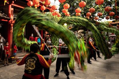 En la imagen, unas mujeres balinesas bailan la Danza del Dragón en Bali (Indonesia). Una de las tradiciones menos conocidas en esta celebración es la del 'sobre rojo' en la cual los miembros más mayores de la familia entregan un sobre con una pequeña cantidad de dinero a los más jóvenes para desearles buena suerte.