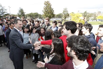 El Rey estrecha la mano a los ganadores de la IV edición de los Premios de Ingeniería Civil y de Cooperación al Desarrollo de la Fundación José Entrecanales Ibarra en la Escuela Técnica Superior de Ingenieros de Caminos, Canales y Puertos de Madrid, el 13 de marzo de 2017.