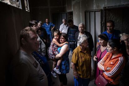 Un grupo de gente se resguarda dentro de un mercado durante los bombarderos sobre la ciuda de Makiyivka.