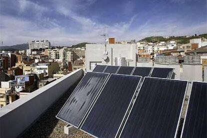 Placas solares térmicas en un edificio de Barcelona.