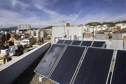 Placas solares térmicas en un edificio de Barcelona.