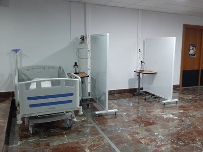El Hospital de Elche (Alicante) tuvo que habilitar camas en la cafetería y la capilla para pacientes sin covid a finales de diciembre.