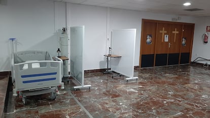 El Hospital de Elche (Alicante) tuvo que habilitar camas en la cafetería y la capilla para pacientes sin covid a finales de diciembre.