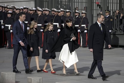 Los Reyes, acompañados de la princesa Leonor, la infanta Sofía y el presidente del Gobierno, a su llegada a la Cámara baja.
