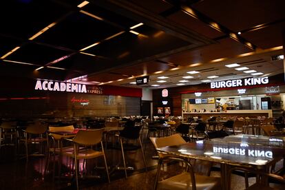 Establecimientos de comida rápida se encuentran vacíos o cerrados dentro del aeropuerto Jorge Newbery.

