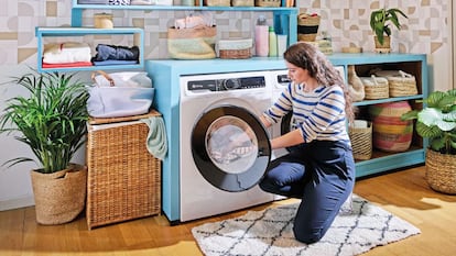Artículo de EL PAÍS Escaparate en el que se describe lavadoras Balay con función de plancha incorporada.