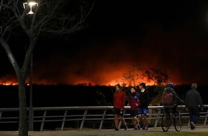 Los incendios de las islas del delta del Paraná, visibles desde la costanera de Rosario.