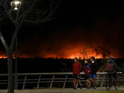 Los incendios de las islas del delta del Paraná, visibles desde la costanera de Rosario.