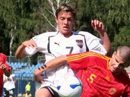 Piqué le roba la pelota al austriaco Sikorski en las semifinales.