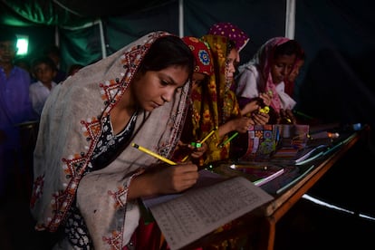 Niñas en una escuela provisional de la provincia de Sindh, en Pakistán, el 1 de septiembre.