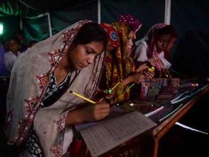 Niñas en una escuela provisional de la provincia de Sindh, en Pakistán, el 1 de septiembre.