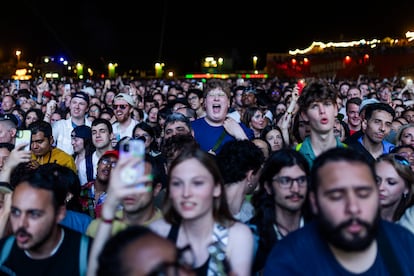 Centenares de personas disfrutan del concierto de la banda Vampire Weekend, el 30 de mayo en el Primavera Sound. 

