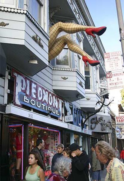 El número 1452 de la calle de Haight de San Francisco, con la tienda de accesorios Piedmont, paraíso de <b><i>drag-queens. </b></i>