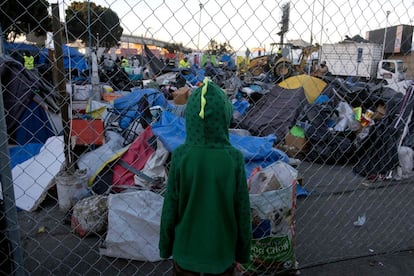 "Está mal y es inhumano esto que nos están haciendo", destacó Rosalía Mejía, una mujer del Estado de Guerrero, al sur de México, quien llevaba seis meses viviendo en el campamento con sus tres hijos.