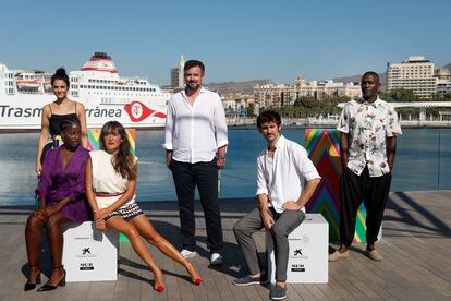 El director Esteban Crespo, en el centro, junto a los actores, Raúl Arévalo, Emilio Buale, Candela Peña, Lidia Nené y Melina Matthews.