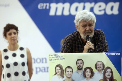 El Portavoz de En Marea, Xose Manuel Beiras, acompañado por la cabeza de lista Alexandra Fernández (i), durante el inicio de campaña de En Marea y Podemos, que van conjuntamente en las listas para el Congreso de los Diputados y el Senado, en Vigo.