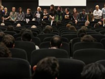 Trabajadores de la Filmoteca leyendo el manifiesto en la sala Luis García Berlanga.