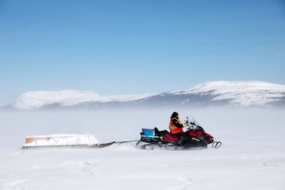 Holwell viaja en su motonieve remolcando un 'SmartKAMUTIK', la segunda parte de la tecnología SmartICE. La caja transporta un sensor electromagnético que envía pulsos para evaluar el grosor del hielo. En conjunto con las boyas inteligentes, permite hacer un monitoreo preciso de los caminos que suelen seguir los habitantes de Nain. Además del monitoreo del hielo, reporta en el mapa generado en sus recorridos los sitios donde ve animales, cazadores o carroña, para informar a otros cazadores.