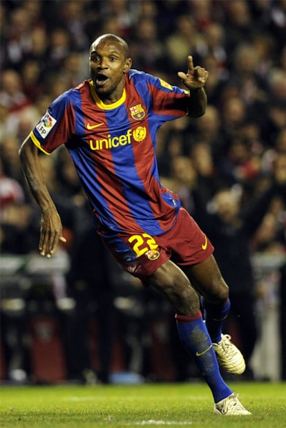 Abidal celebra su gol en el encuentro de Copa ante el Athletic en San Mamés.