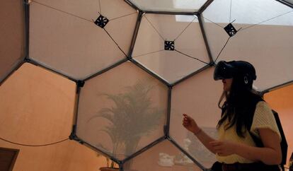 Una joven probando la realidad virtual, ayer en el museo Thyssen.