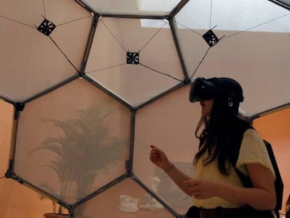 Una joven probando la realidad virtual, ayer en el museo Thyssen.