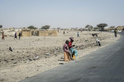 Dos niños descansan sentados sobre dos garrafas de agua junto al asfalto de la carretera Nacional 1 cerca de Ngaroua. Una de las principales actividades cotidianas entre los desplazados de Diffa que se han instalado en este lugar es el de acarrear agua. En ocasiones tienen que caminar hasta cinco kilómetros para llegar al pozo más cercano, otras veces cuentan con la solidaridad de los refugiados más próximos. La mayoría están sin escolarizar desde hace meses, UNICEF ha comenzado la construcción de un centenar de escuelas provisionales para hacer frente a este problema. Los centros de salud de los pueblos de la zona están saturados por el flujo de recién llegados. ONGs como la sección española de Médicos sin Fronteras tratan de reforzar la asistencia sanitaria. La malnutrición infantil aguda se ha disparado al 17% en la región, sobrepasando el nivel de alerta. “Todos los indicadores están empeorando”, asegura Lucas Honauer, director de Acción contra el Hambre en Níger.