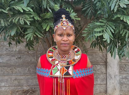 Elizabeth Nassy posa para una fotografía con la vestimenta típica masái en la provincia de Nanyuki, en Kenia. 