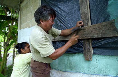 Los habitantes de Chetumal se preparaban ayer ante la llegada de 'Chantal'.