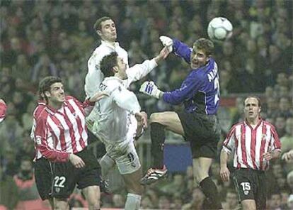 Aranzubia falla un despeje ante Morientes y Helguera en una semifinal de Copa de 2002 en Chamartín.