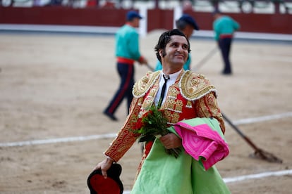 Morante de la Puebla da la vuelta al ruedo tras cortar una oreja al cuarto toro de la tarde.