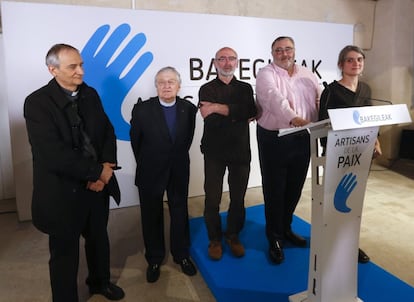 Mikel Berrohirigoin (c), Michel Tubiara (2-d) i Araiz Ferosas (d), representants de la "societat civil" bascofrancesa implicats en el desarmament d'ETA, amb l'arquebisbe de Bolonya, Mateo Zuppi (i), i el pastor protestant nord-irlandès Harold Good (2-d), qui va intervenir en el procés de desarmament de l'IRA, durant una roda de premsa que han fet a Baiona (França).