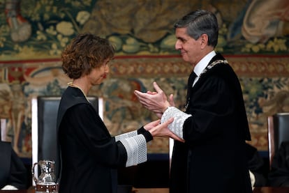Laura Díez (a la izquierda) junto al presidente saliente del Tribunal Constitucional, Pedro González-Trevijano, durante su toma de posesión como nueva magistrada del órgano de garantías.