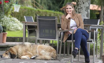 Ainhoa Arteta en la terraza de su casa en el monte Ulia en San Sebastián.