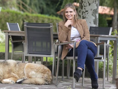 Ainhoa Arteta en la terraza de su casa en el monte Ulia en San Sebastián.