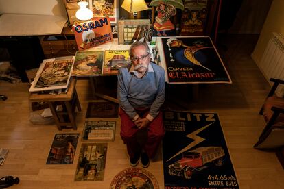 El coleccionista de carteles Carlos Velasco, en su casa de Madrid, rodeado de piezas de su colección.