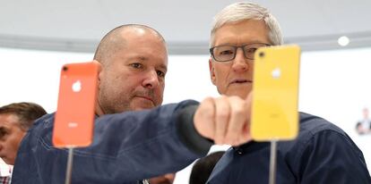Jony Ive, jefe de diseño de Apple, muestra a Tim Cook, CEO, el modelo iPhone XR, en una fotografía de 2018.
