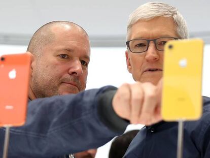 Jony Ive, jefe de dise&ntilde;o de Apple, muestra a Tim Cook, CEO, el modelo iPhone  XR, en una fotograf&iacute;a de 2018. 