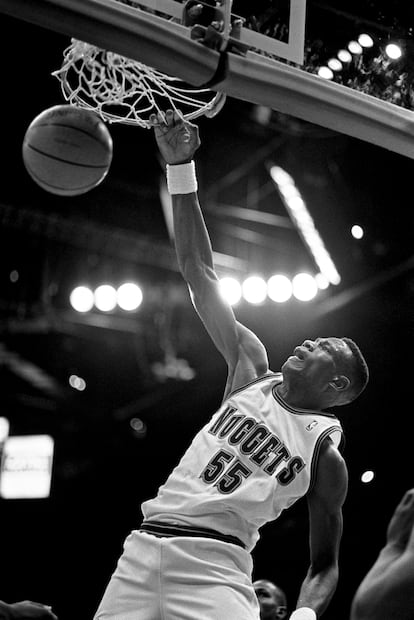 Dikembe Mutombo realiza un mate en un partido contra Sacramento Kings el 16 de marzo de 1995.