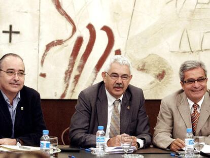 De izquierda a derecha, Josep Bargalló, Pasqual Maragall y Joan Saura, antes del comienzo de la reunión del Gobierno catalán.